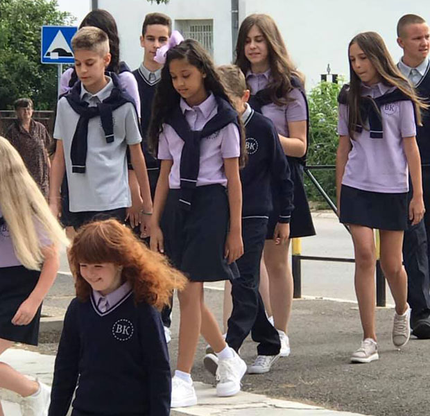 Верица Ракочевић ђацима из Сурдулице креирала школске униформе